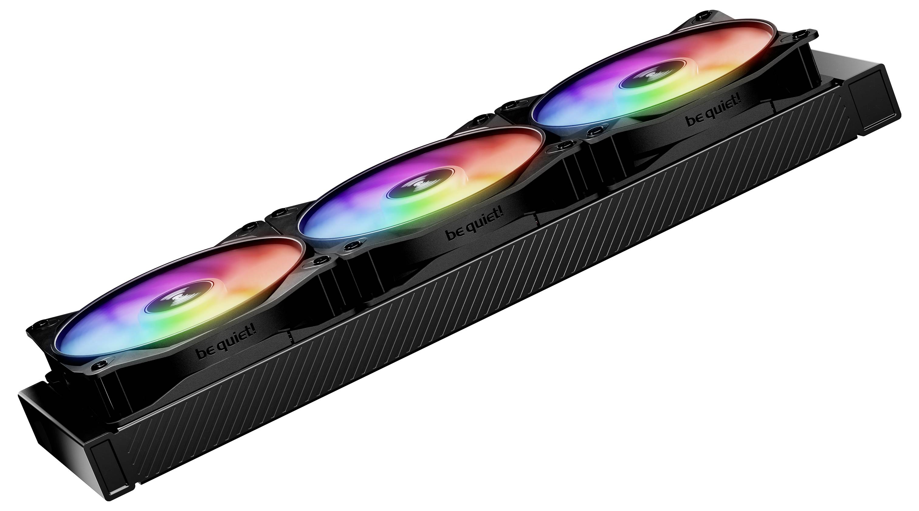 Černý počítačový ventilátor s třemi RGB osvětlenými ventilátory s nápisem 'be quiet!', určený pro chlazení počítačů.