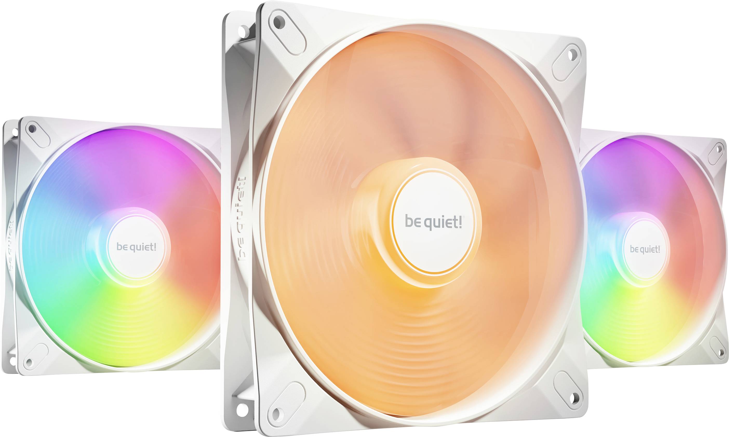 Tři bílé PC ventilátory s RGB podsvícením v různých barvách. Nápis 'be quiet!' je viditelný uprostřed ventilátorů.