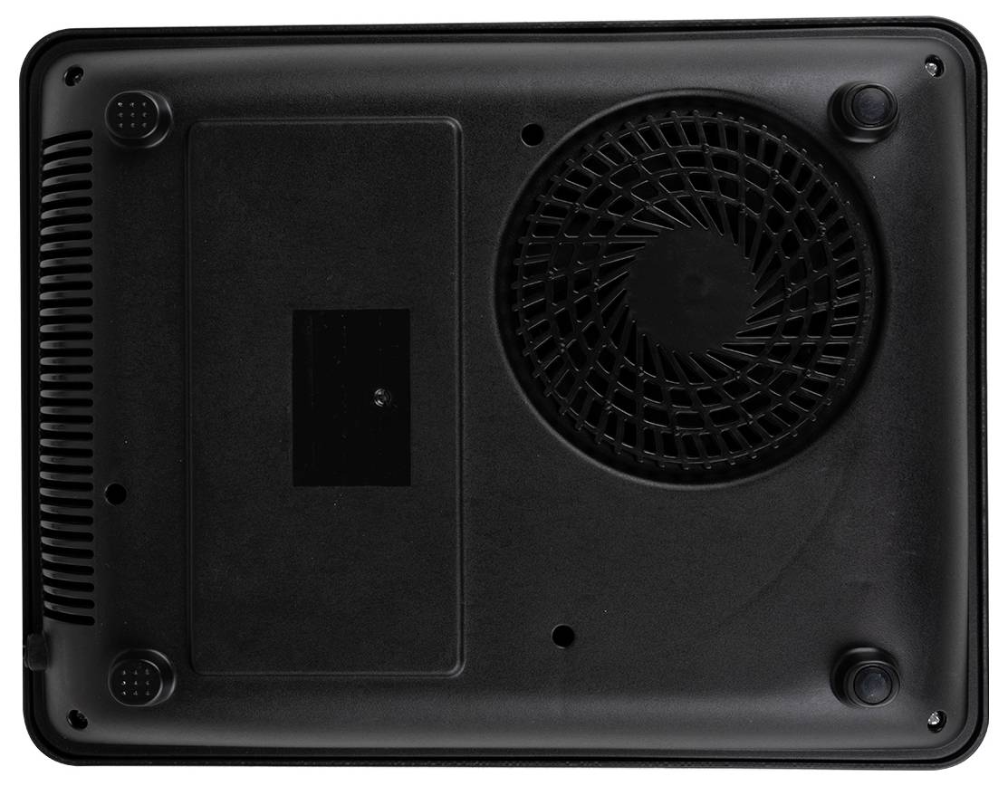 Spodní strana elektronického zařízení s velkým ventilátorem vpravo a gumovými nožkami v rozích.