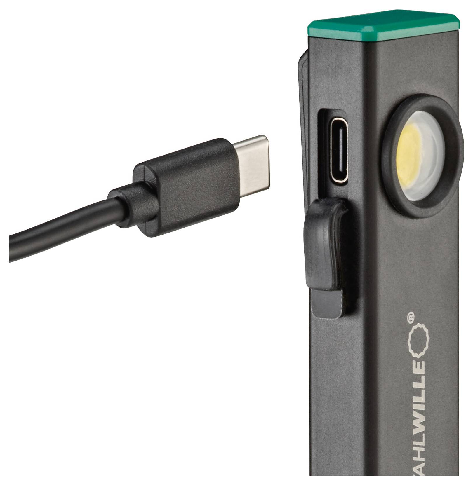 USB-C kabel a svítilna s nabíjecím portem; název značky viditelný na lampě; ukazuje připojení pro nabíjení.