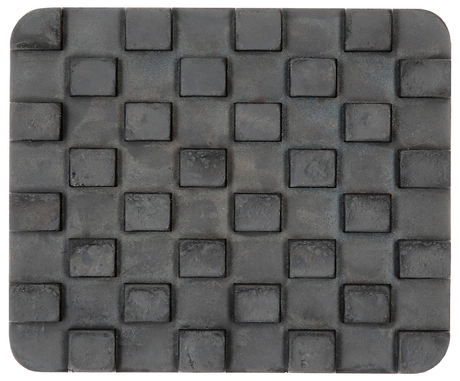 Obdélníková, opotřebovaná kovová plocha s vystouplými čtvercovými výstupky v mřížkovém vzoru.