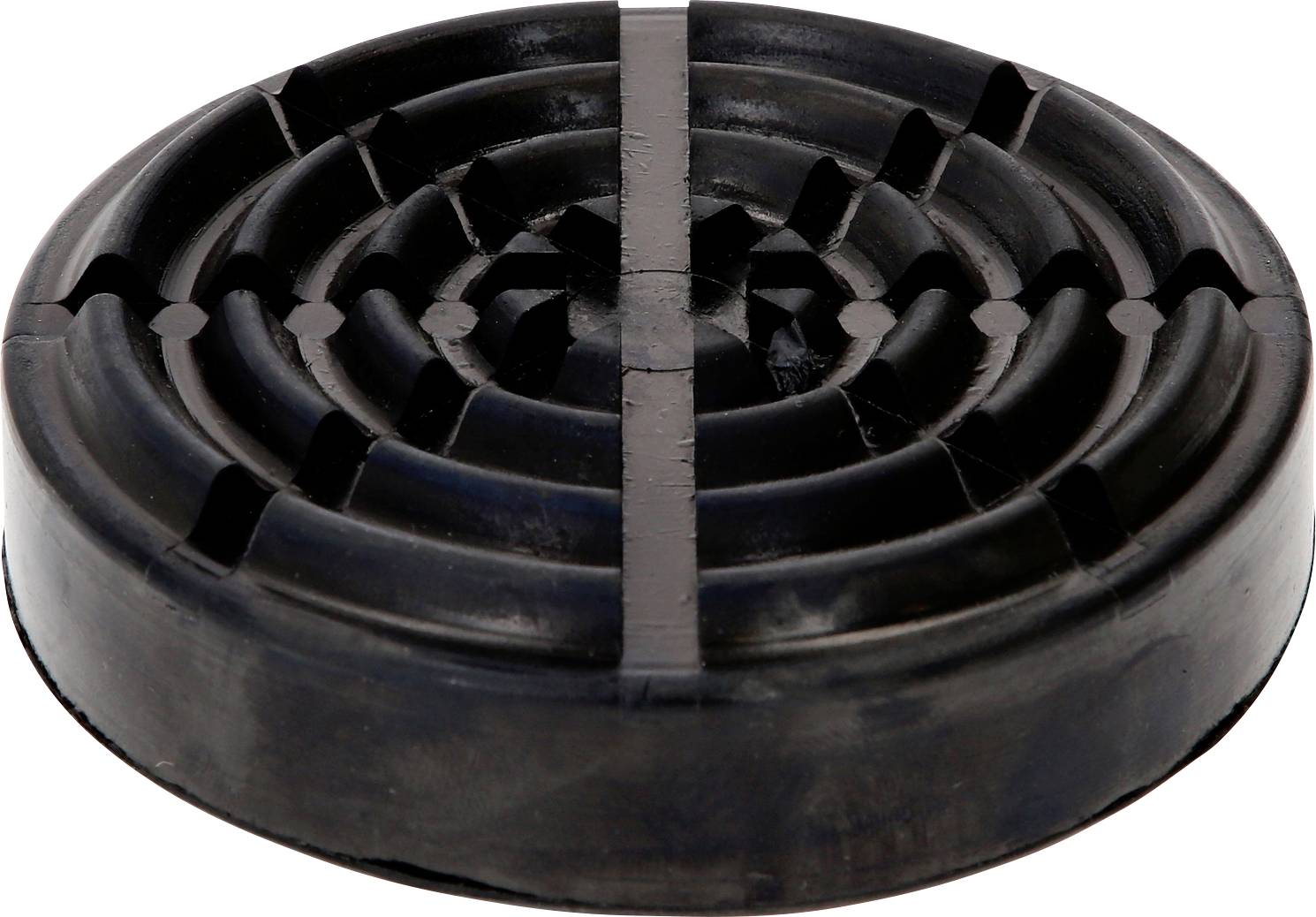 Kulatý černý gumový podstavec s drážkami pro stabilizaci předmětů, vhodný pro použití v dílnách nebo garážích.