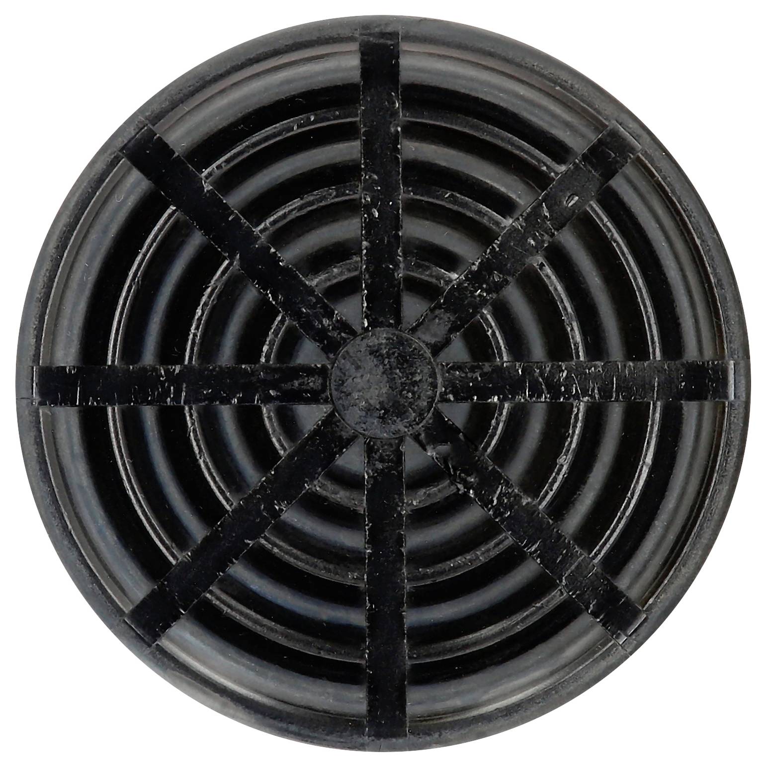 Černý, kulatý kryt reproduktoru s koncentrickými kruhy a radiálními výztuhami.