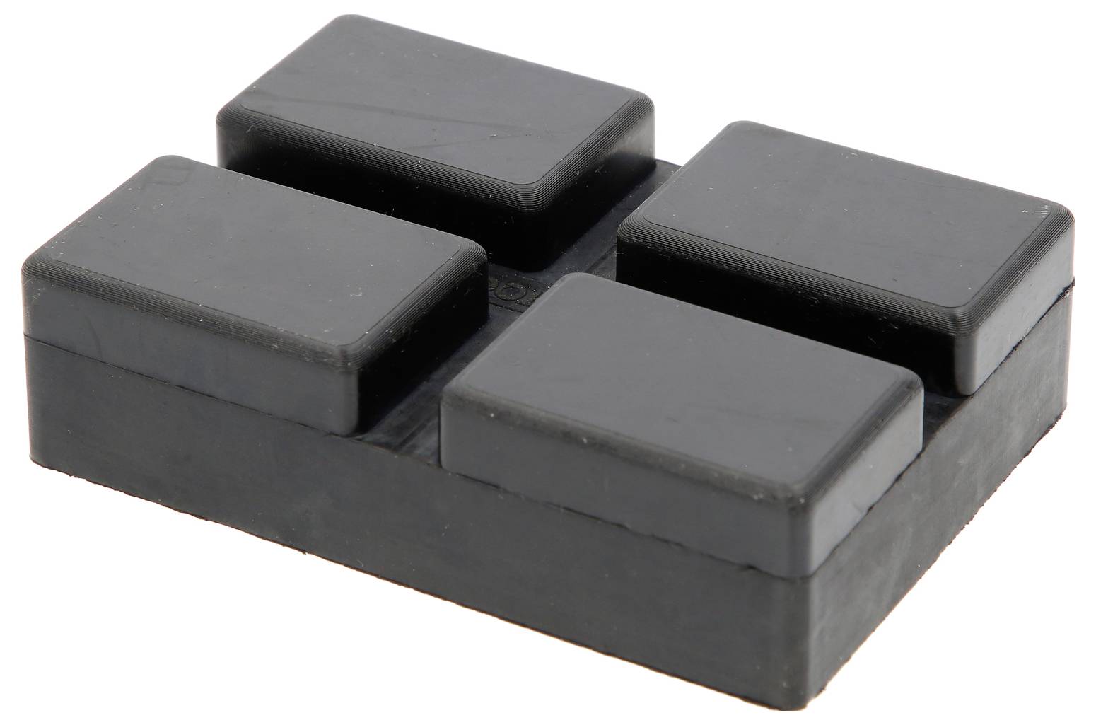 Černý, obdélníkový magnetický blok se čtyřmi vyčnívajícími segmenty připomínajícími díly LEGO.