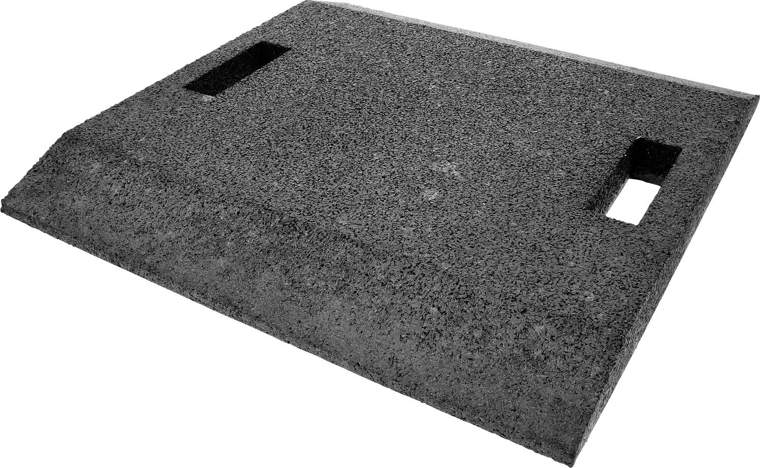Obdélníkový betonový blok se sklonem, který má na bocích dva obdélníkové výřezy, pravděpodobně součást silniční infrastruktury.
