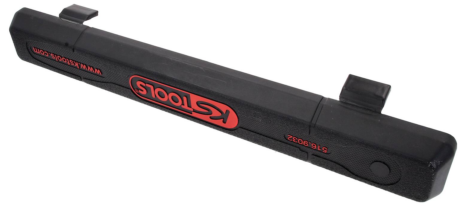 Černý box od KS Tools s červeným logem, pravděpodobně určený pro nářadí, leží na bílém povrchu.