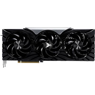 Grafická karta se třemi ventilátory v černém těle, centrální ventilátor s logem.