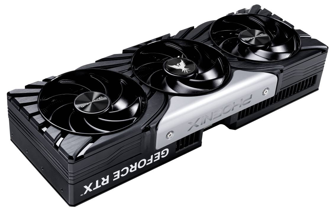 Herní grafická karta se třemi ventilátory, označená jako 'GeForce RTX', na černém šasi se stříbrnými akcetními detaily.