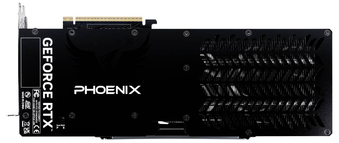 Černá grafická karta s nápisem 'PHOENIX' a 'GEFORCE RTX'. Nahoře jsou viditelné větrací otvory a konektorové vstupy.