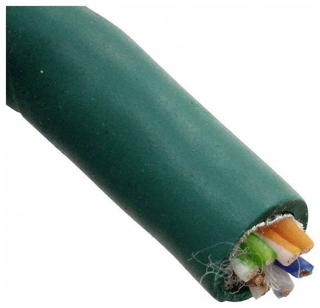 Detailní snímek zeleného ethernetového kabelu s vyříznutým koncem odhalujícím spleté páry barevných vodičů a izolaci.