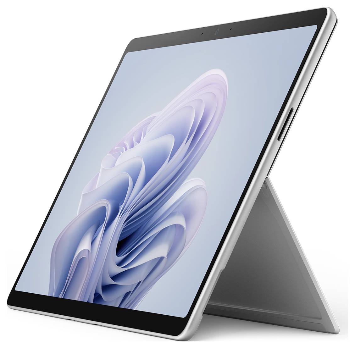 Moderní stříbrný tablet leží pod úhlem na stojánku. Na obrazovce je zobrazený abstraktní modro-fialový design.