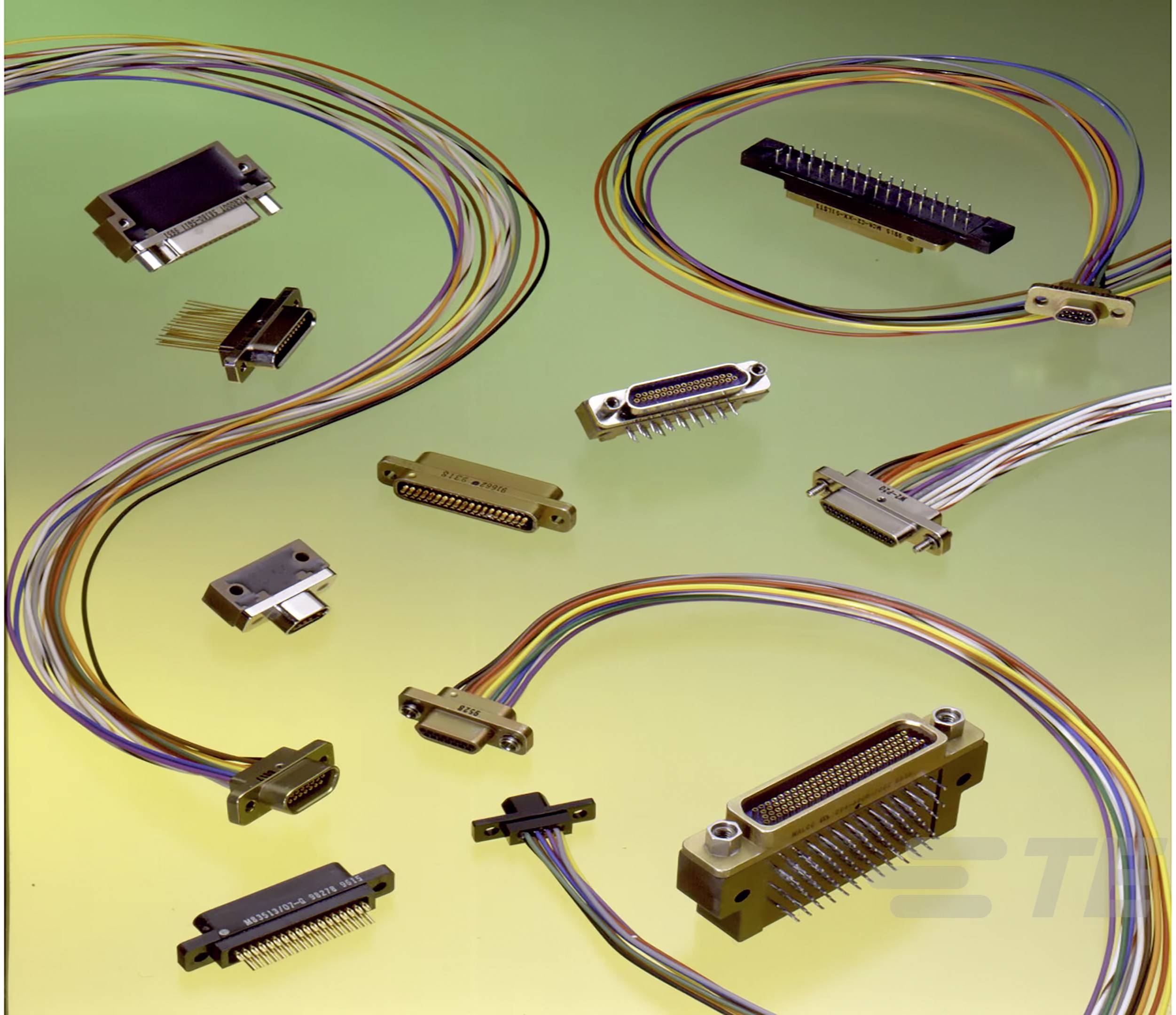 Různé elektrické konektory s vícebarevnými kabely na žlutém pozadí, vhodné pro různé aplikace.