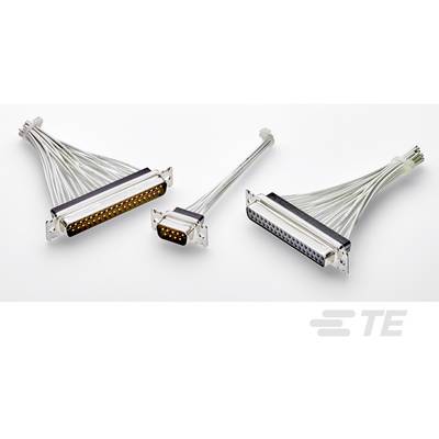 Tři různné vícepólové elektrické konektory s kabely na bílém pozadí. Vlevo velký, uprostřed střední, vpravo menší konektor.