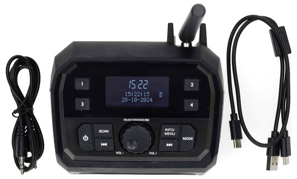 Digitální rádiový přijímač s anténou, zobrazení času a data. Vpravo dva USB kabely, jeden s USB-A, druhý s jackem.