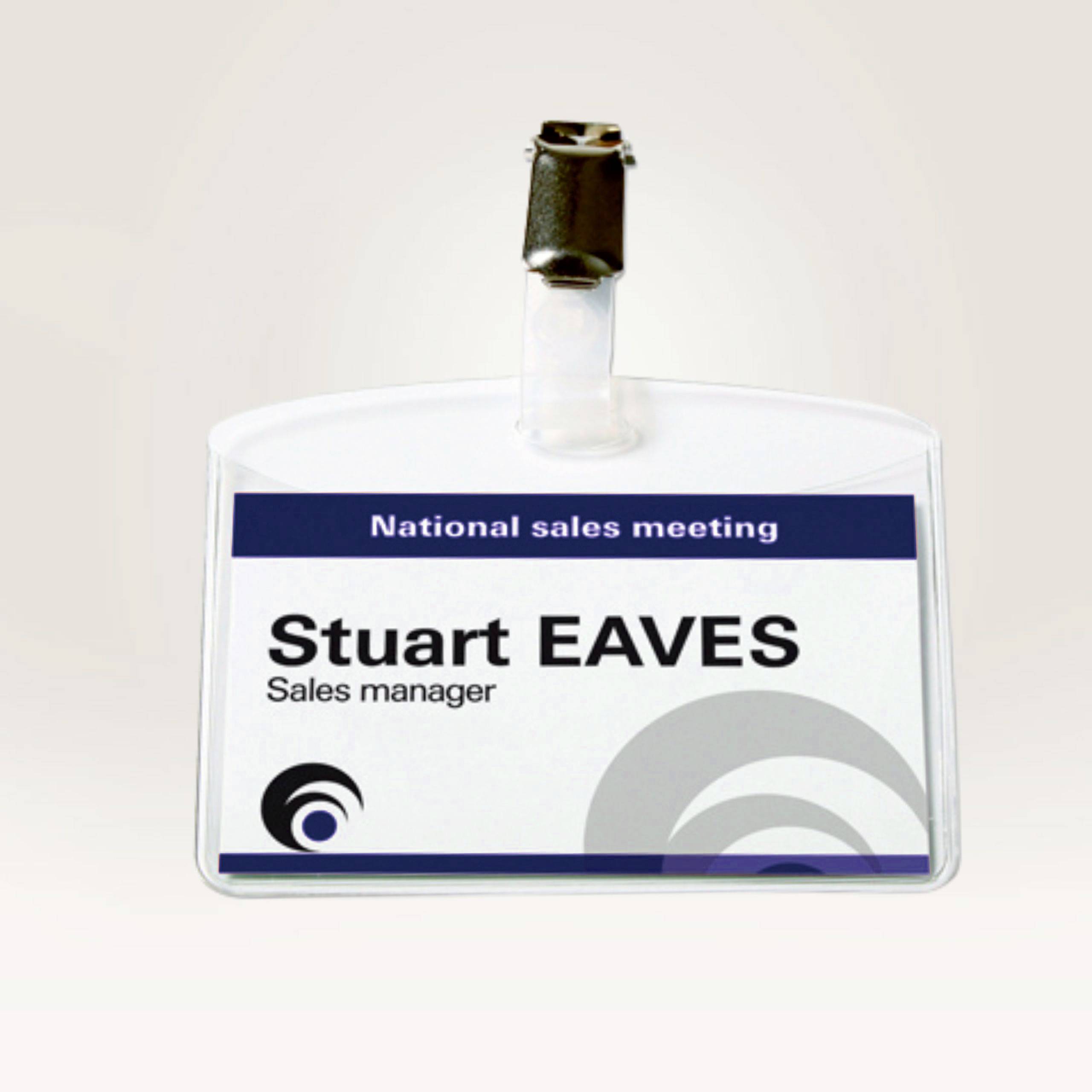 Jmenovka obchodního ředitele s nápisem 'Stuart Eaves', pod ním titul a logo. Nahoře je nápis 'Celostátní prodejní setkání'.