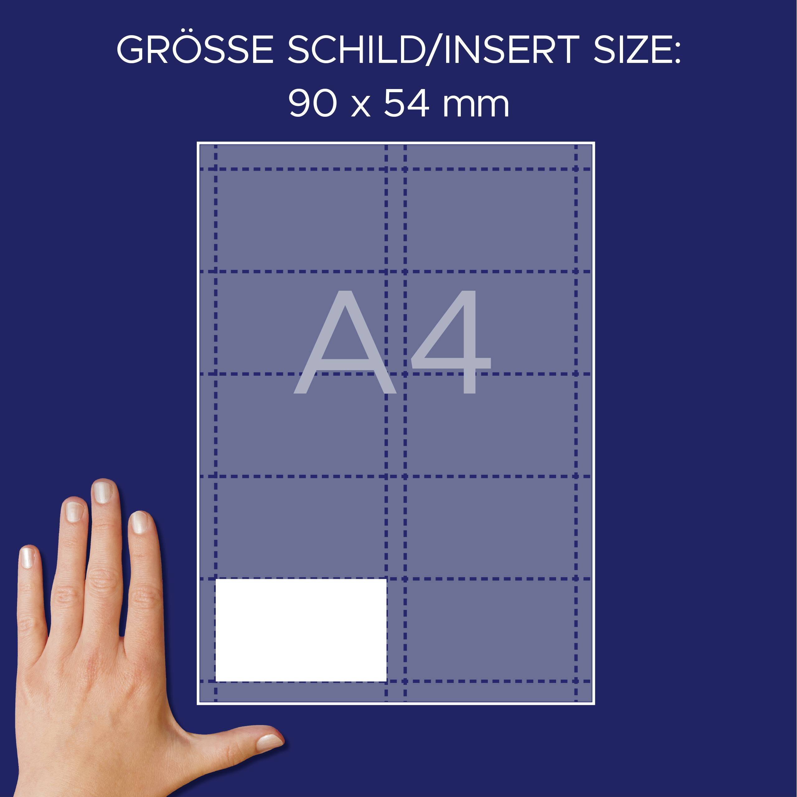 Ruka ukazuje na list formátu A4 s mřížkou, který znázorňuje velikost štítku 90 x 54 mm.