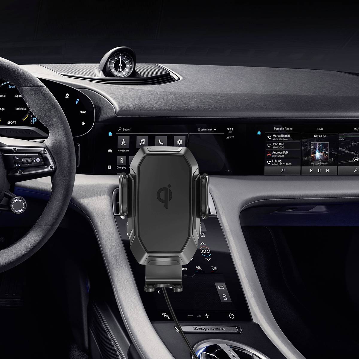 Interiér automobilu s přístrojovou deskou a centrálním displejem. Bezdrátová nabíječka zobrazuje logo Qi. Je viditelný multifunkční volant.