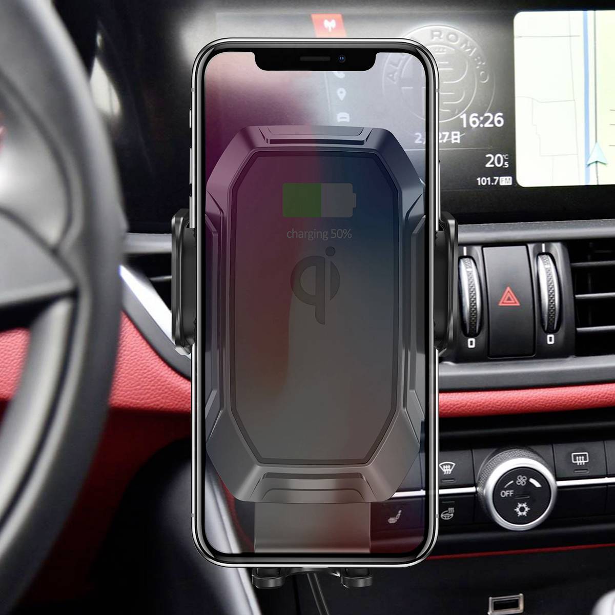 Smartphone v autoklipu, zobrazuje 50% stav baterie. V pozadí: palubní deska s volantem a navigačním systémem.