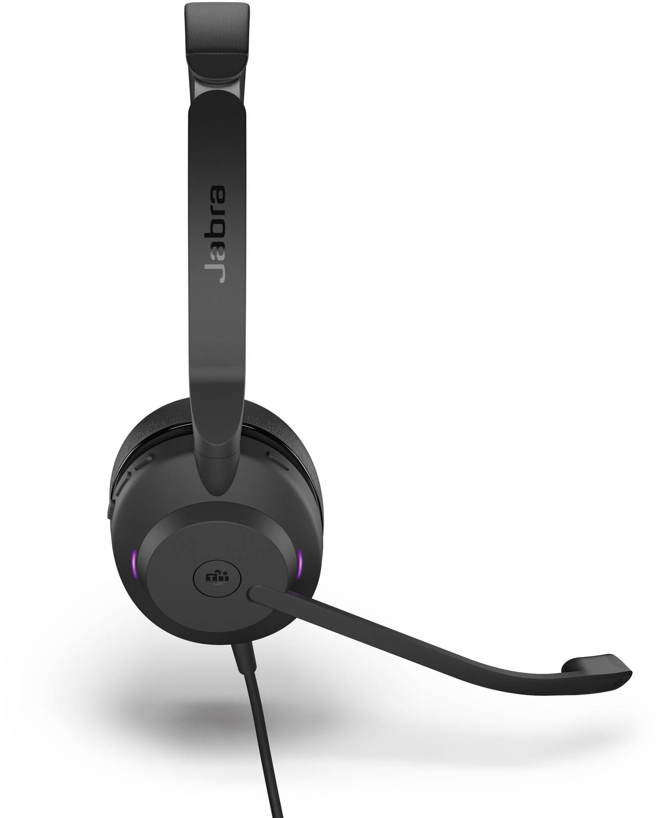 Černá náhlavní souprava s mikrofonovou konzolí, označená logem 'Jabra'. Design je moderní a funkční, vhodný pro telefonní hovory i poslech hudby.