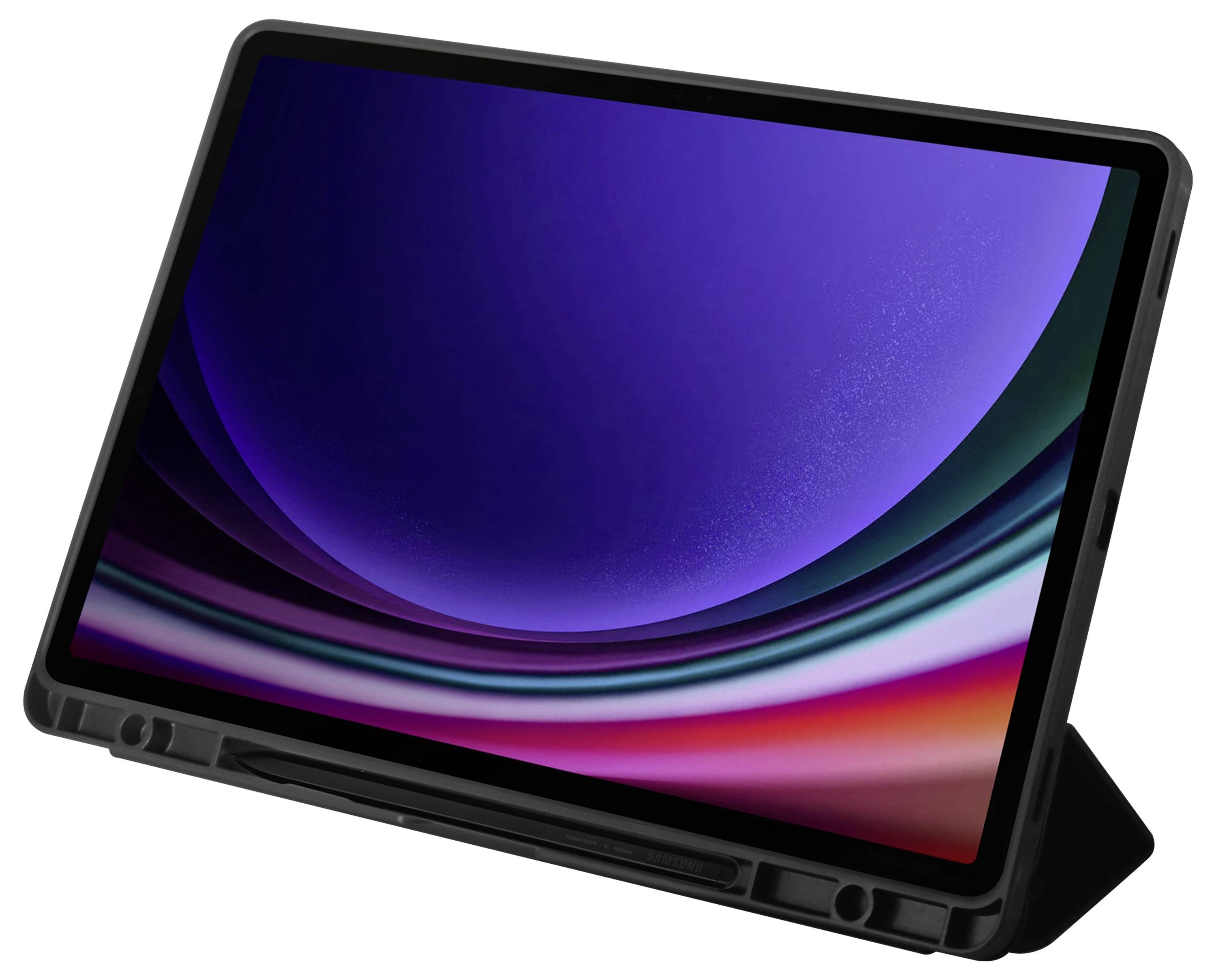 Tablet s černým pouzdrem a ochranným krytem, stojící na bílém pozadí. Obrazovka zobrazuje fialovo-modré vzorování.