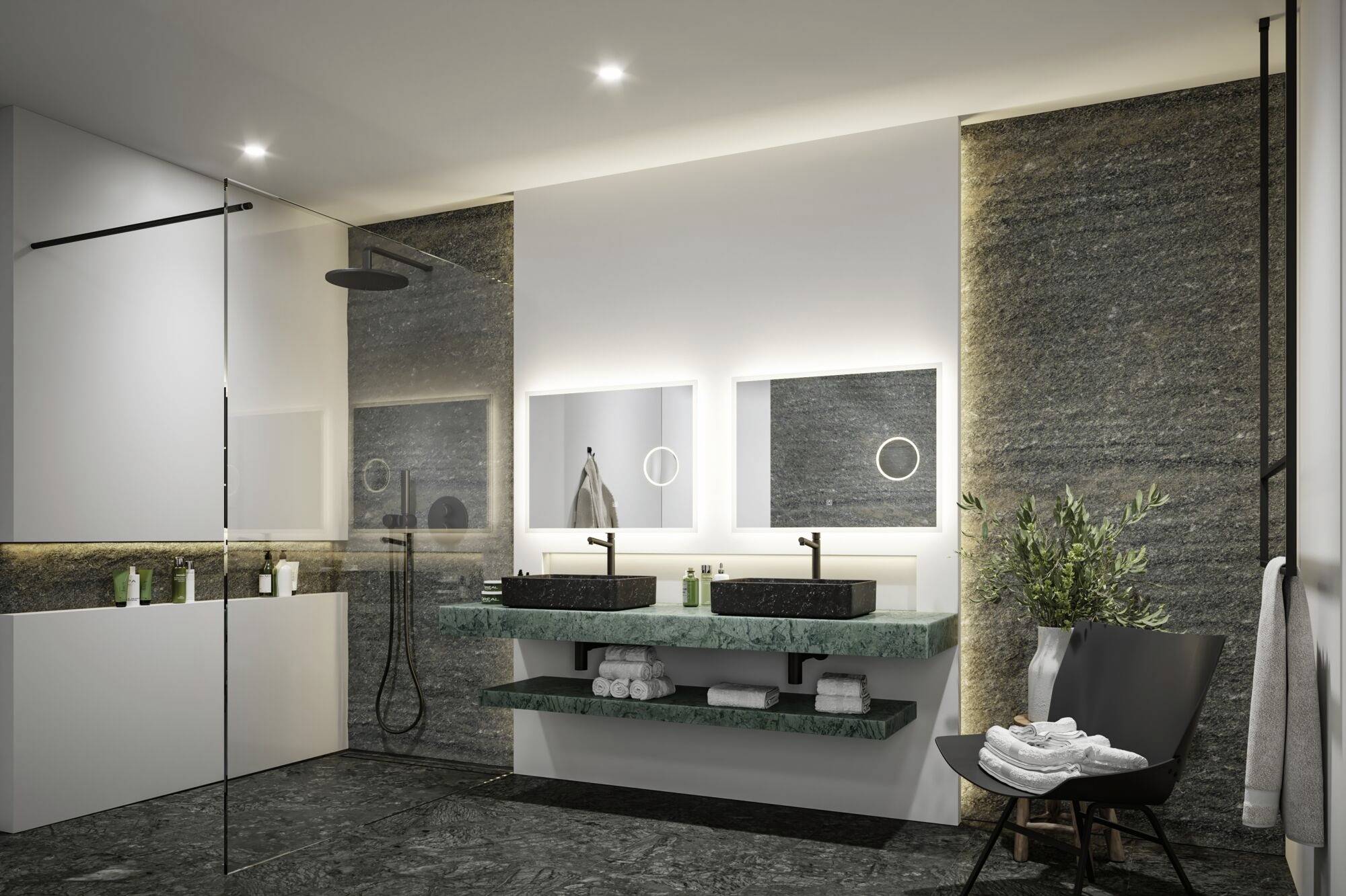 Moderní koupelna se dvěma umyvadly, velkými zrcadly, dešťovou sprchou a sedací plochou. Tlumené osvětlení a rostlinné prvky dotvářejí design.