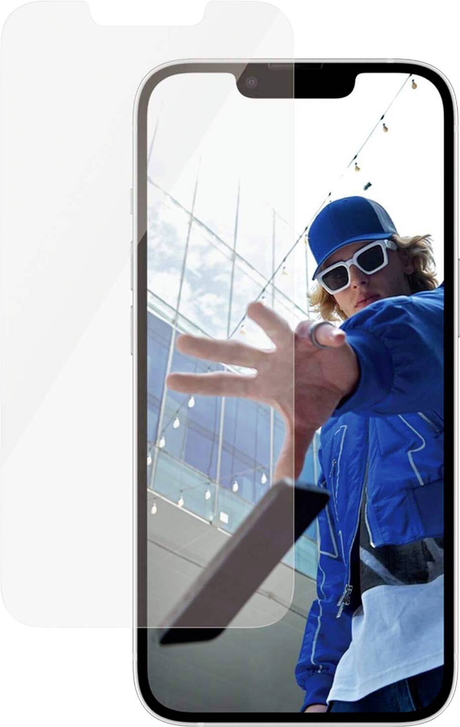 Smartphone s tvrzeným ochranným sklem zobrazuje osobu v modrém oblečení a slunečních brýlích, která natahuje ruku směrem k fotoaparátu.
