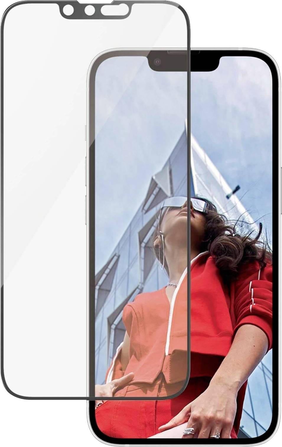 Ochranná fólie z tvrzeného skla, která je umístěna na smartphone. V pozadí se odráží žena v červeném oblečení s budovou.