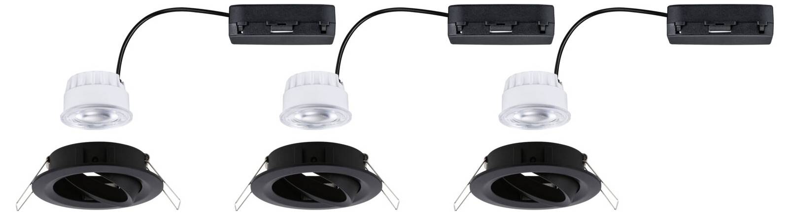 Tři vestavná LED svítidla s kabely a černými upevňovacími prvky, uspořádaná v řadě.