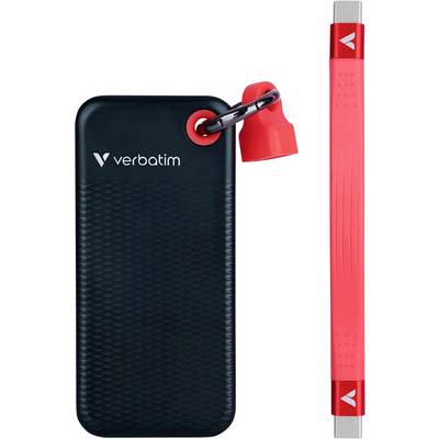Externí SSD od Verbatimu s černým tělem a červeným ochranným krytem vedle červeného USB flash disku.