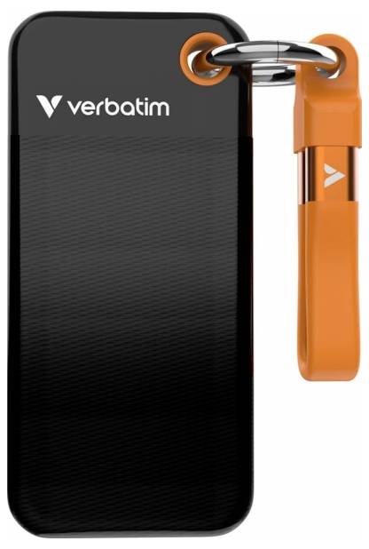 Externí SSD od Verbatimu v černé barvě s oranžovým popruhem a kovovým okem; přenosné úložné zařízení.