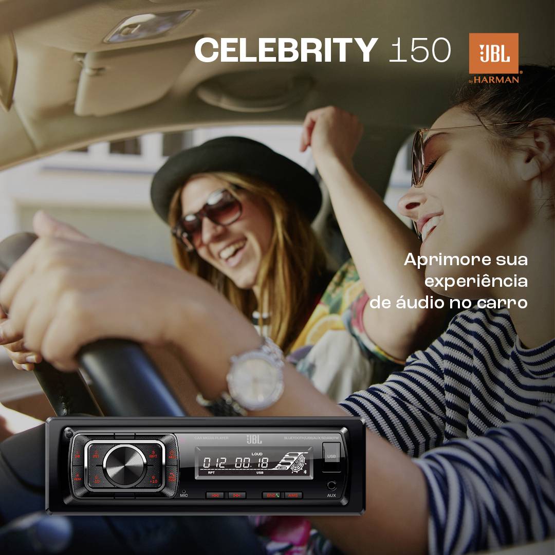 Dvě osoby jedou vesele v autě. Nahoře je nápis 'CELEBRITY 150'. Vlevo dole je autorádio JBL s displejem. V pozadí je text v portugalštině.