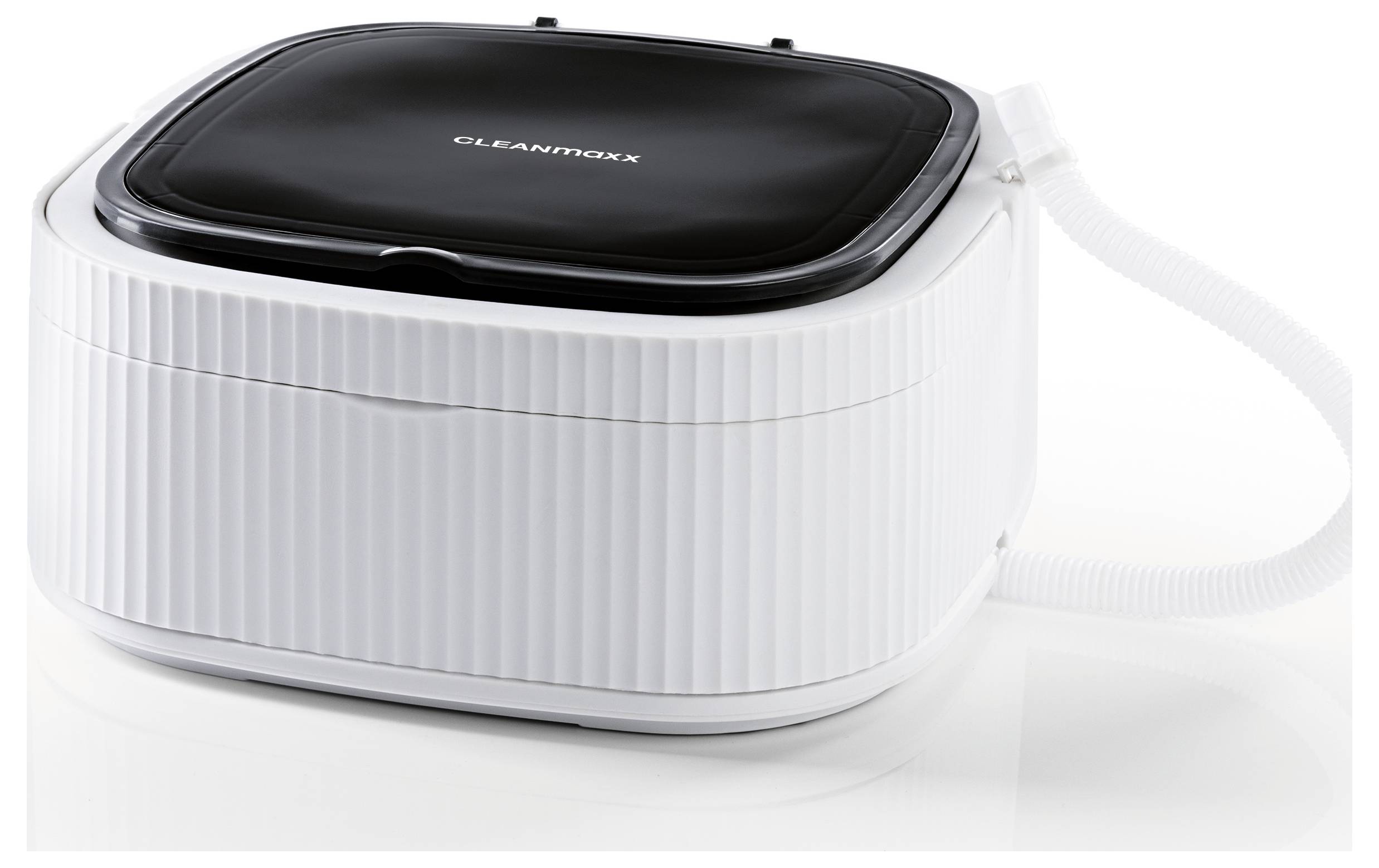 Bílý a černý úklidový robot (cleanbot) na bílém pozadí. Robot má moderní, pravoúhlý design se zaoblenými rohy.