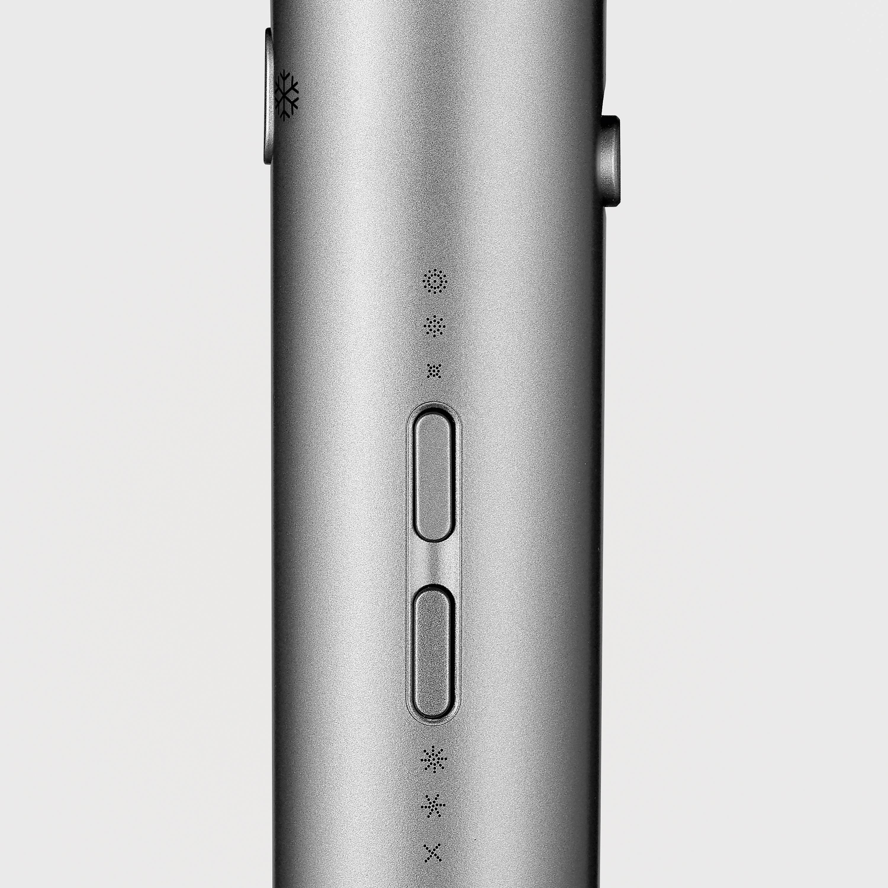 Stříbrný válec se třemi vertikálními tlačítky a symboly pro různá nastavení.