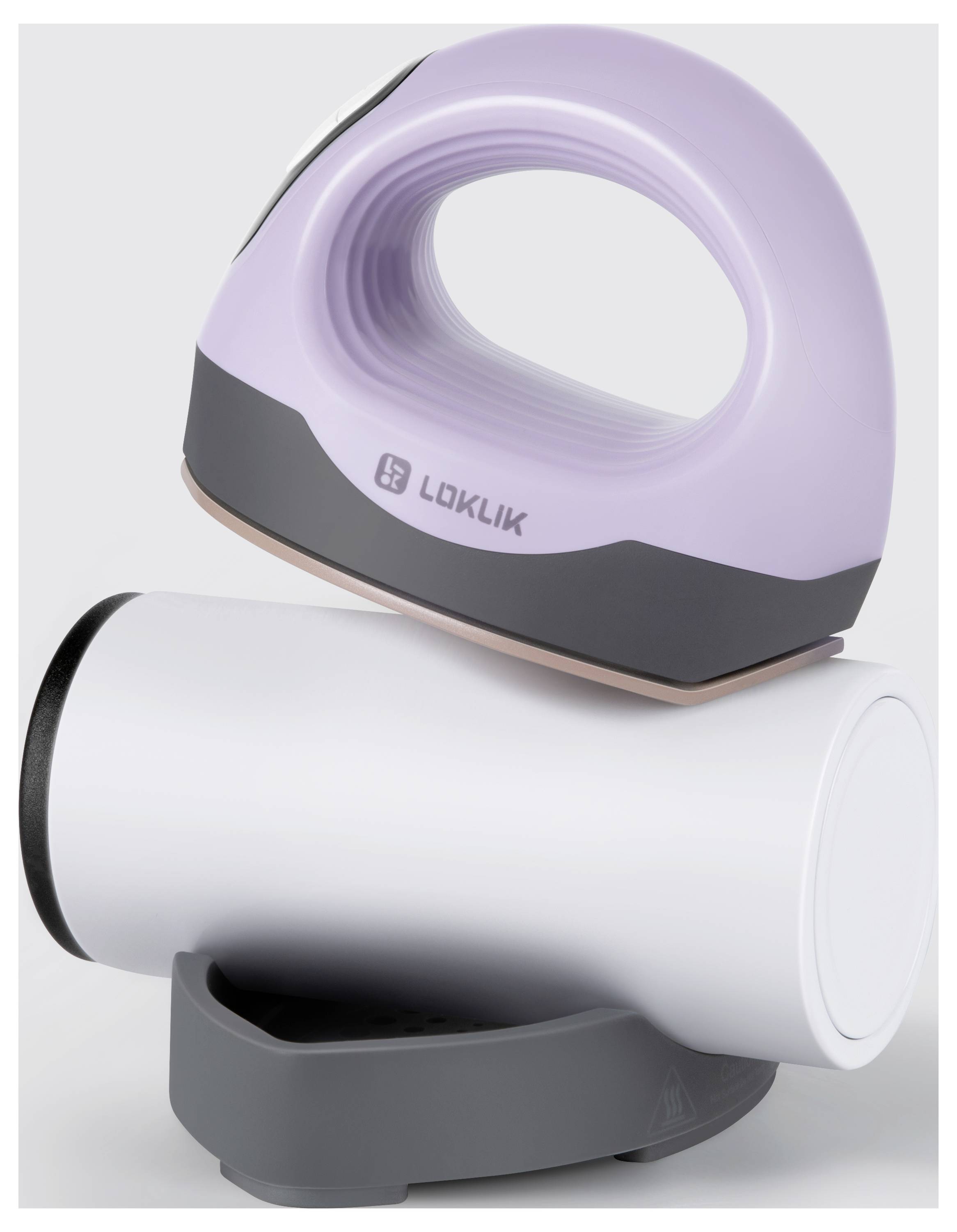 Fialový a bílý domácí spotřebič s ergonomickou rukojetí leží šikmo na bílé základně. Opatřen logem 'Loklik'.