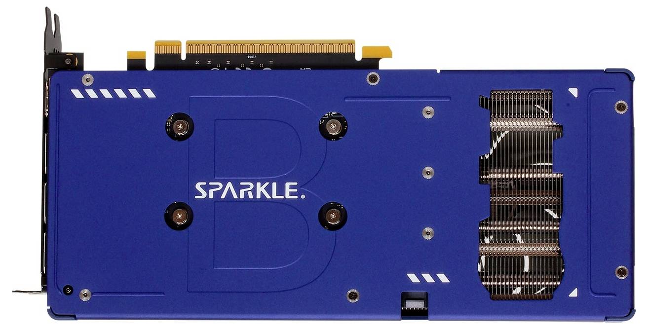 Modrá počítačová grafická karta se štítkem 'SPARKLE'. Jsou viditelné detaily ventilátoru a konektory.