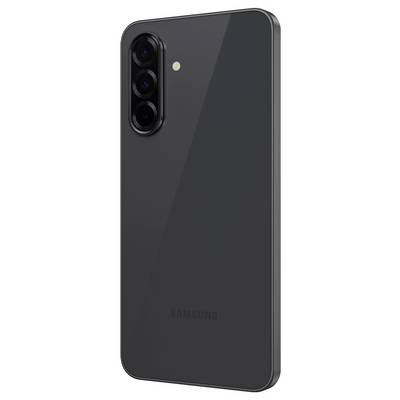 Černý smartphone se třemi objektivy fotoaparátu a bleskem, zobrazený z pohledu zezadu.