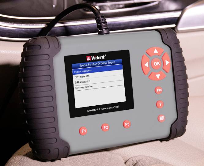 Přenosný diagnostický nástroj pro autosedačku. Zařízení zobrazuje menu s nastavením dieselového motoru: vstřikovač, kontrola DPF, regenerace.
