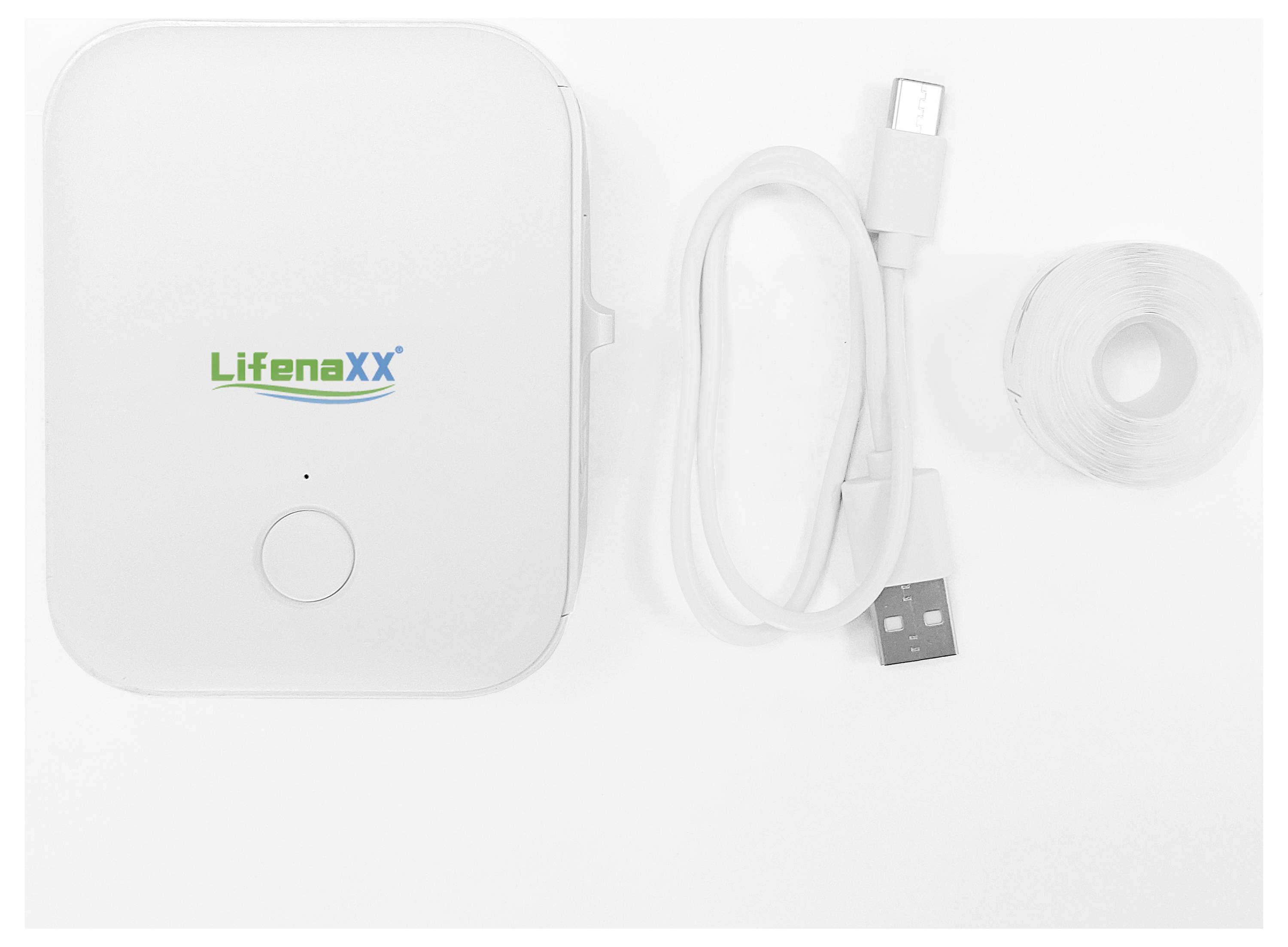 Přenosná sada nabíjecí stanice skládající se z bílé powerbabanky s logem, USB kabelu a kabelové pásky, umístěná na bílém pozadí.