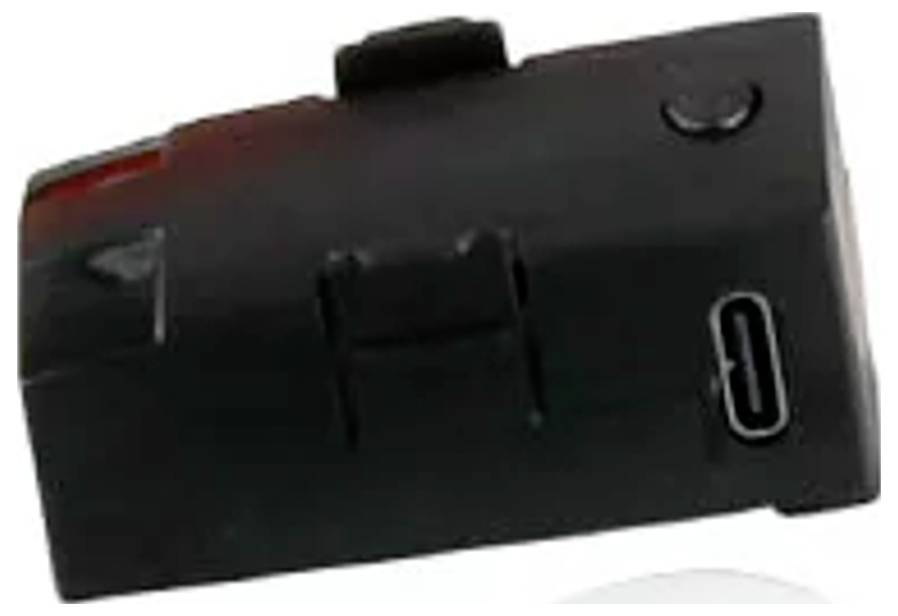 Černé obdélníkové elektronické zařízení s USB-C portem na straně, bez viditelné značky nebo označení.