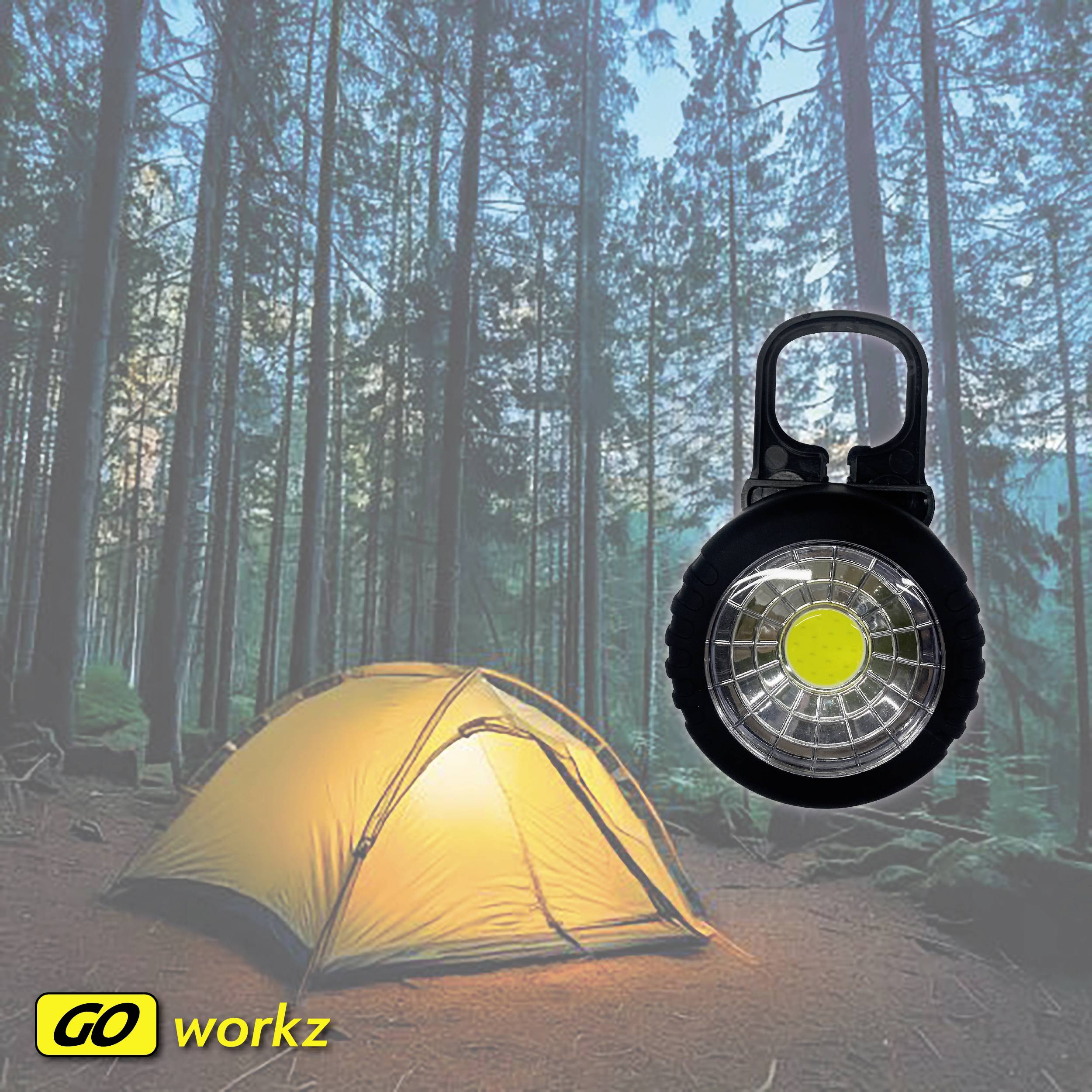 Reklamní obrázek společnosti 'Goworkz' zobrazuje osvětlený stan v lese s visící lampou, která zvýrazňuje kempovací vybavení.