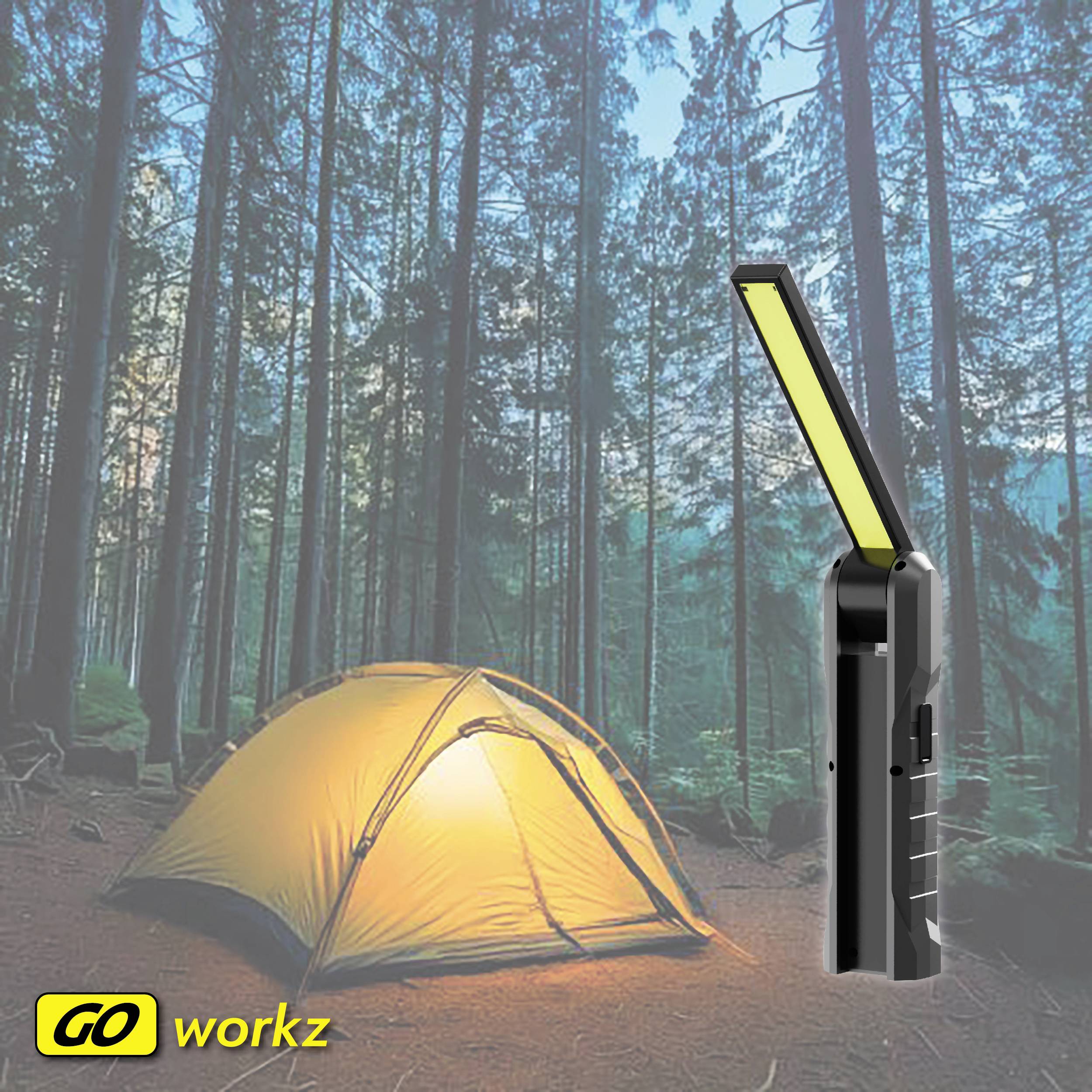 Osvětlený stan v lese za soumraku, vedle něj stojící LED lampa. Logo 'GO workz' v dolním rohu.