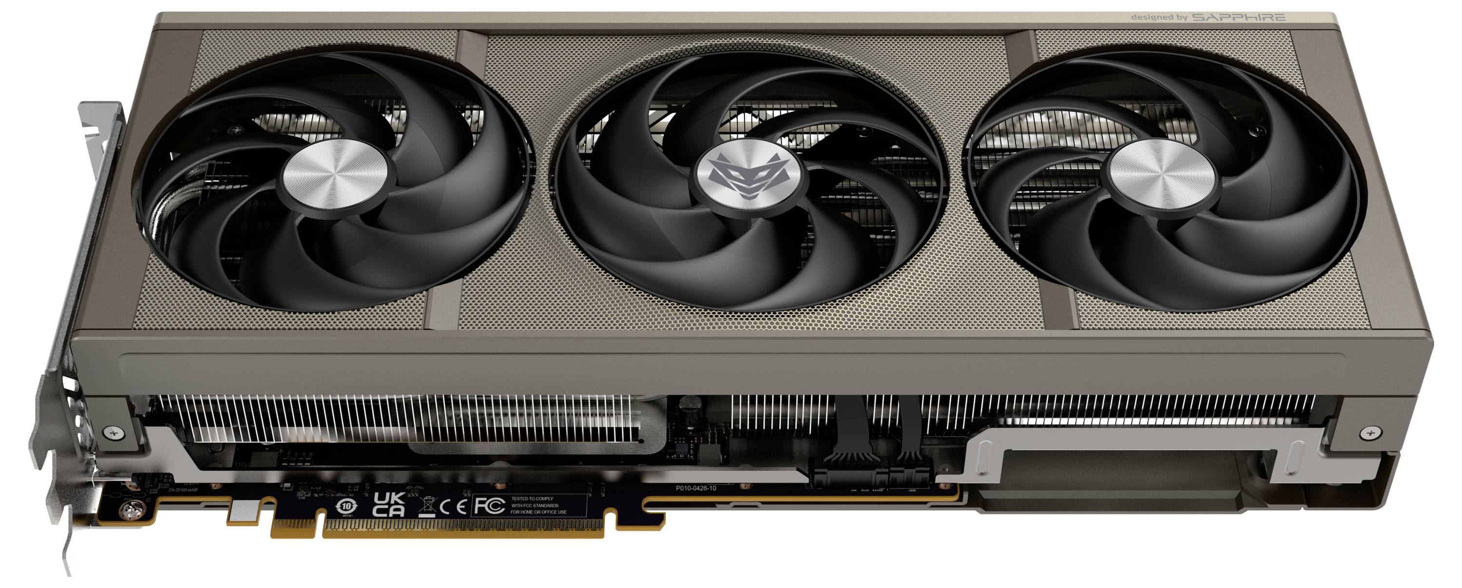 Trojitý ventilátor grafické karty s viditelnými chladicími žebry, moderním designem a kovovým pouzdrem, vhodný pro výkonné počítače.