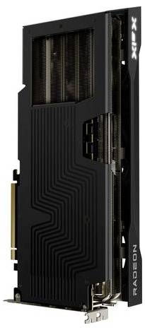Černá grafická karta v svislém uspořádání, s nápisem 'Radeon' na boku. Ukazuje přední stranu chladiče.