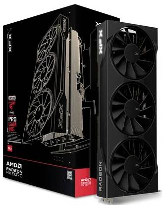 Grafická karta AMD Radeon RX 7900 se třemi ventilátory před krabicí, která ukazuje stejný model.