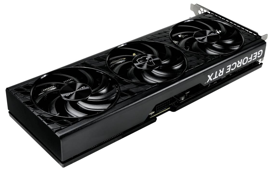 Černá grafická karta se třemi ventilátory, pohled z boku. Nápis "GeForce RTX".