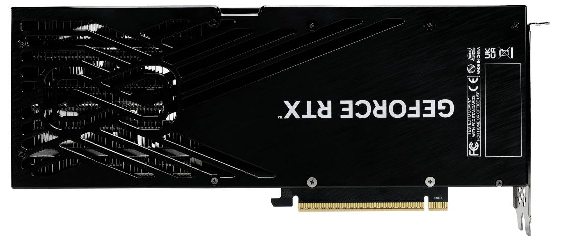'Zadní strana grafické karty s nápisem GEFORCE RTX, černý design, viditelné větrací otvory a připojovací kontakty.'