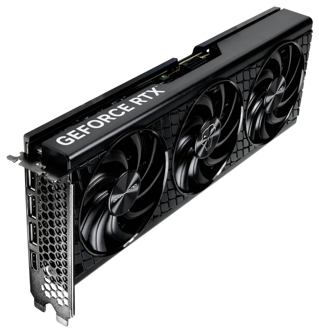 Černá grafická karta se třemi ventilátory a nápisem 'GeForce RTX' na straně, pohled z mírného nadhledu.