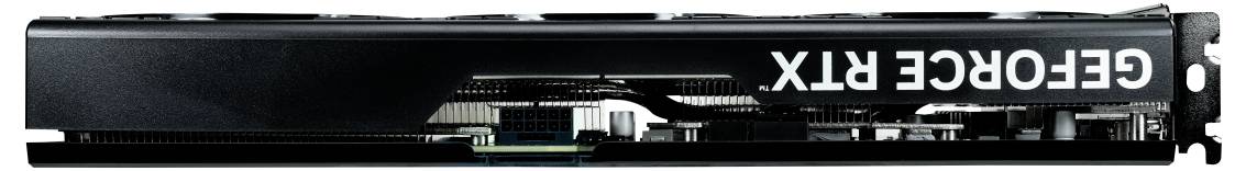 Grafická karta z bočního pohledu s nápisem 'GEFORCE RTX' na černém krytu.