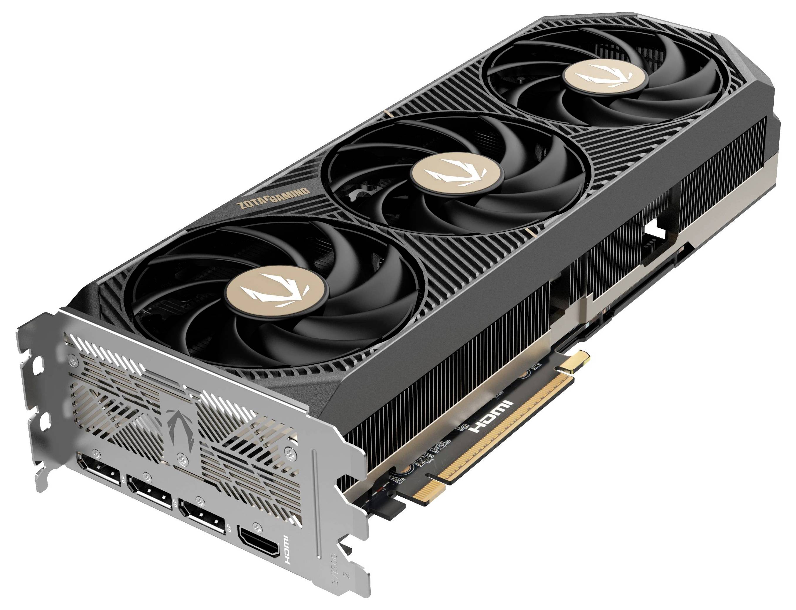 Grafická karta se třemi ventilátory, několika HDMI a DisplayPort porty, bočním popisem a robustním chladicím systémem.