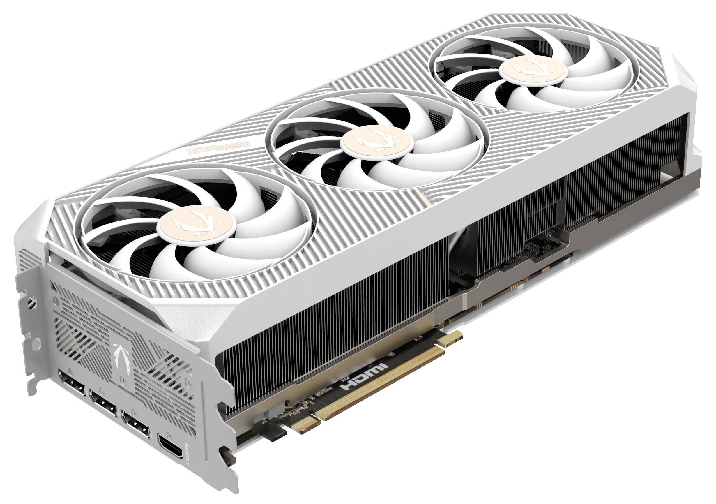 Grafická karta se třemi ventilátory a HDMI portem. Je bílá se stříbrným vzorem a má tři velké ventilátory pro chlazení.